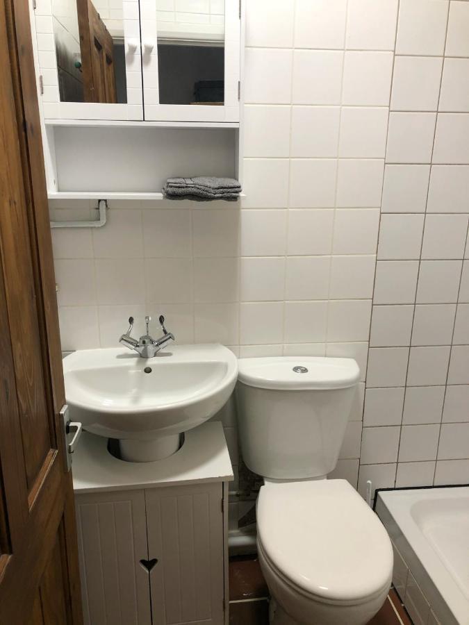 Double Room With Private Bathroom In A 2-Bedrooms House London Exterior foto